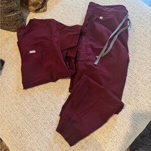Figs Women’s Burgundy Scrub Set- M/MP